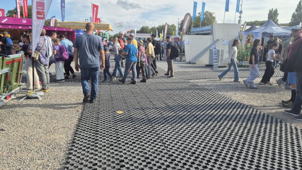 exhibtion and tradeshow walkway
