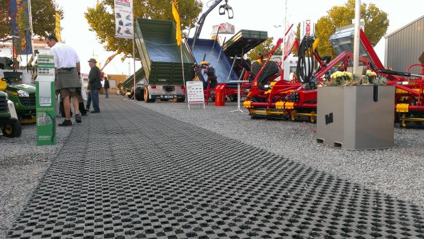exhibtion and trade show walkway